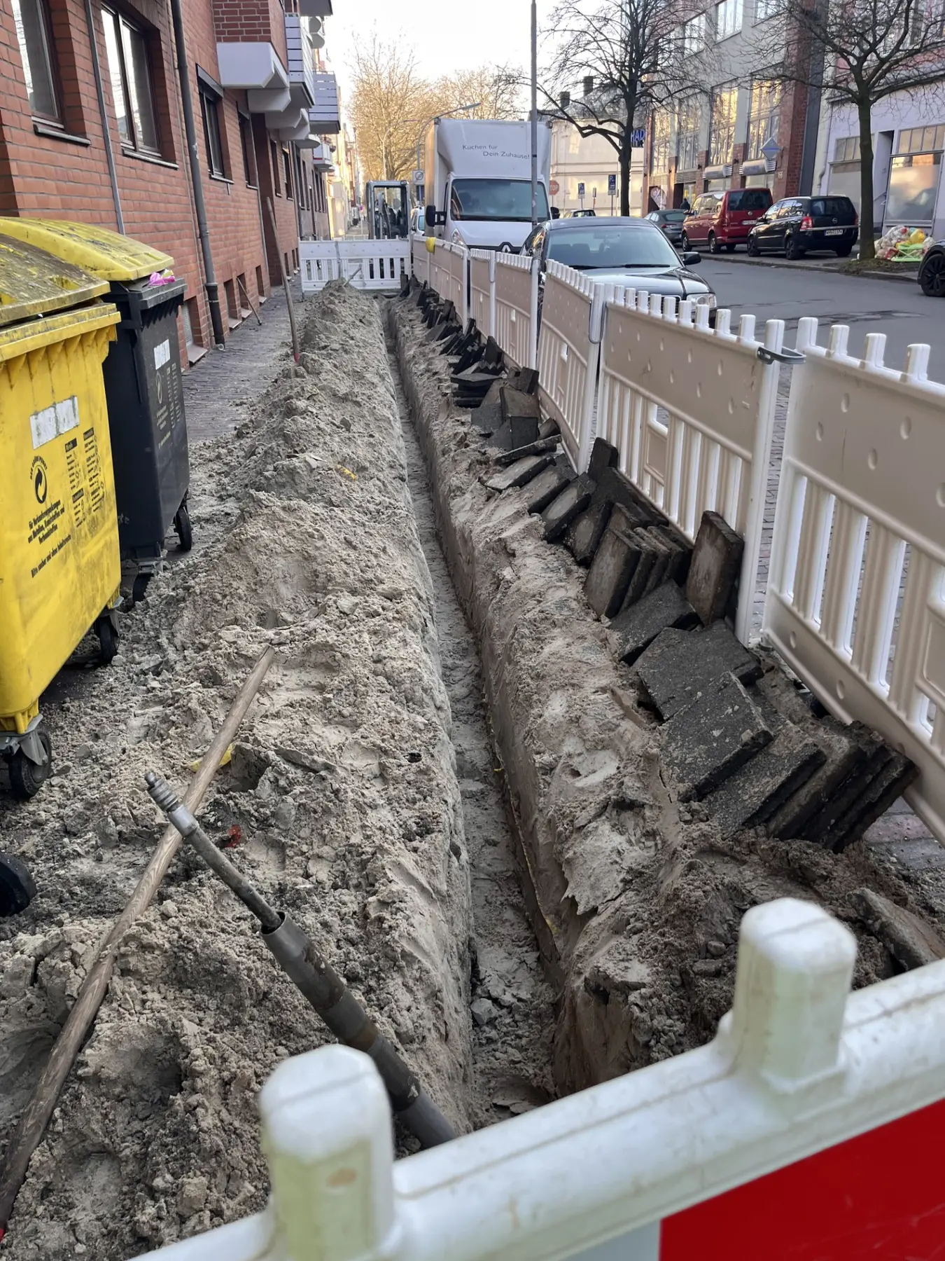 Geöffnete Glasfasertrasse auf einem Gehweg