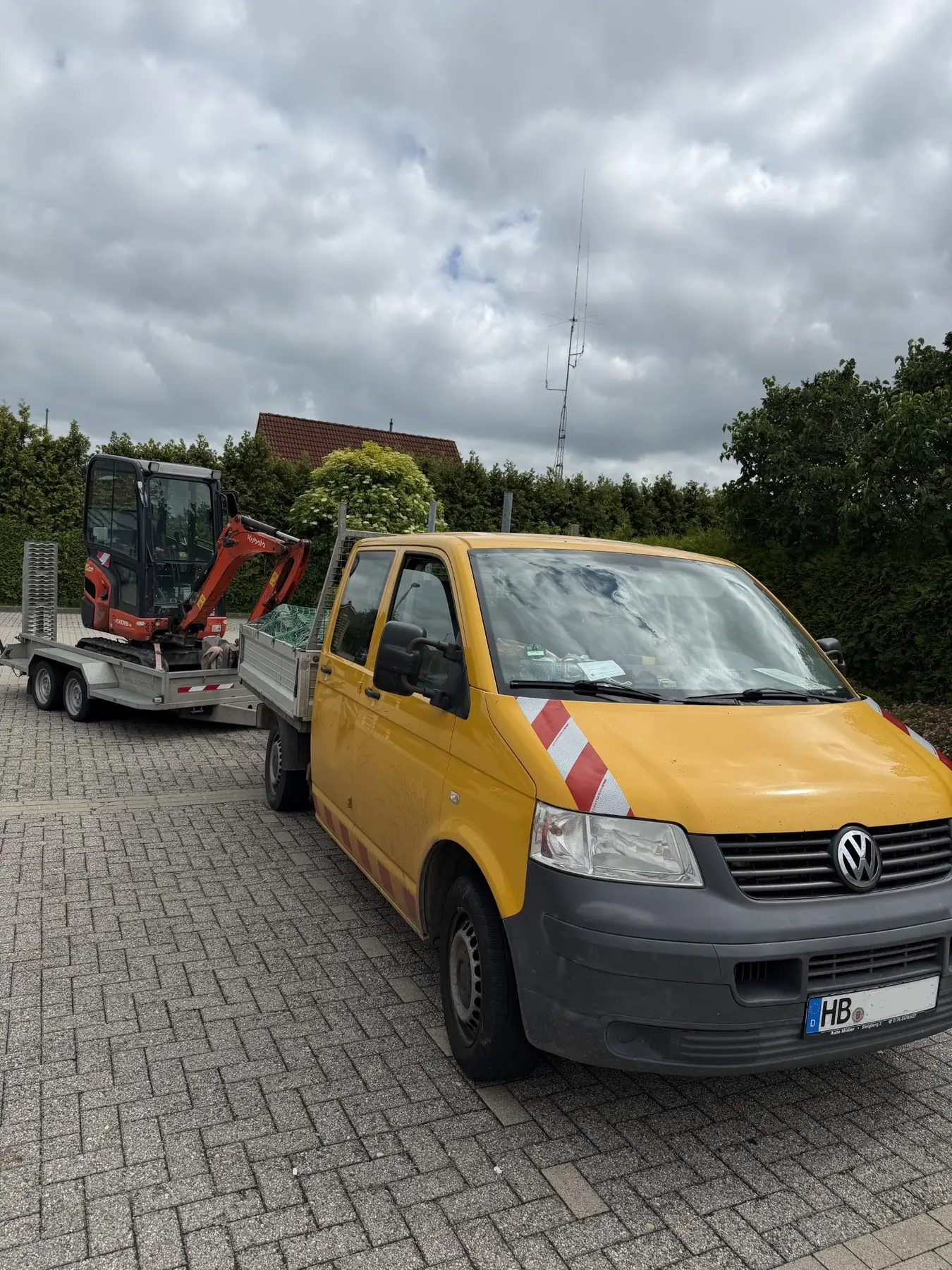 Pritschenwagen mit Minibagger