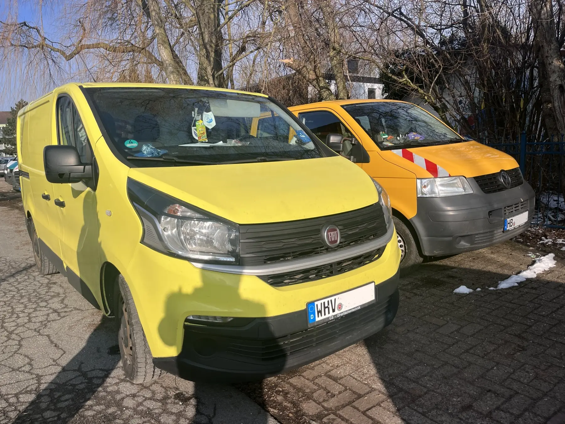 Zwei Servicefahrzeuge